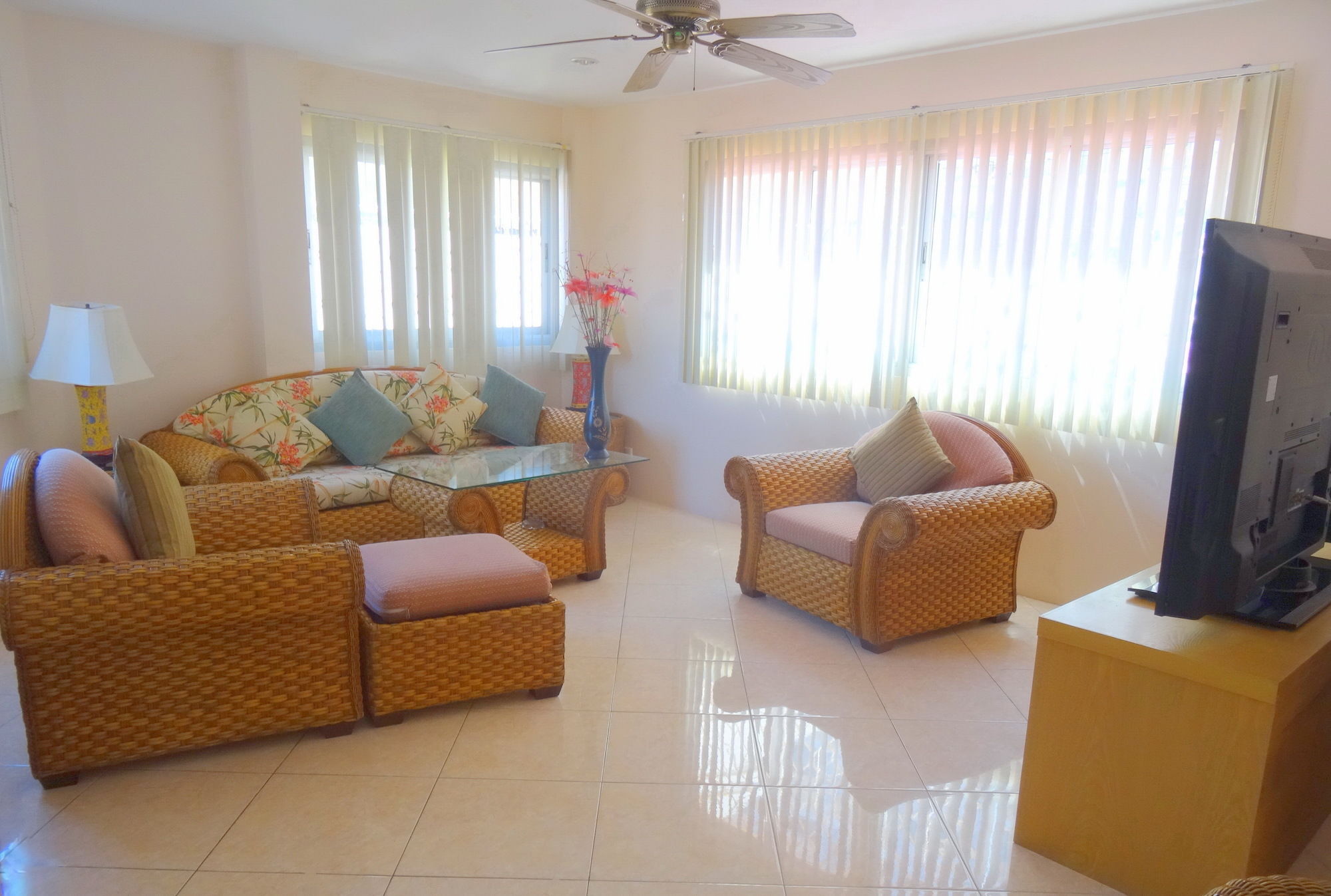 Butterfly Garden Boutique Residence By Luxury View Ex Lg Apts And Villas, A Lifestyle Destination 1 To 3 Bedroom Units 110 To 190 Sqmtr, 2 Full Bathrooms, Rain Shower, Complete Kitchen, Free Fast Fiber Wifi, 55" Smart Tvs, 24-7 Staff, Spa Bath, Free Паттайя Экстерьер фото